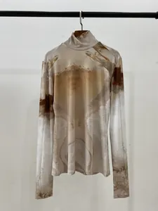 Détail de la texture imprimé marbre sur un haut ajusté à col montant et manches longues