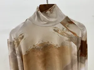 Détail d'un haut à manches longues et col montant avec imprimé marbré beige et brun