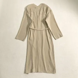 Robe longue beige en coton-lin avec ceinture assortie et boutons, vue à plat