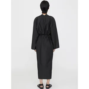Robe chemise noire à manches longues avec ceinture à la taille et style minimaliste