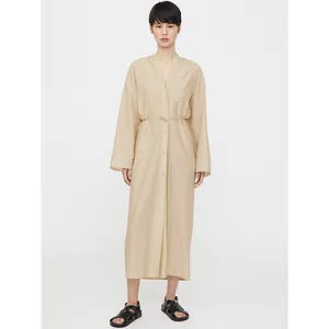 Robe chemise longue beige à manches longues avec ceinture et petit décolleté en V