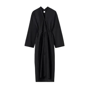 Robe chemise noire minimaliste à manches longues avec col en V et ceinture taille
