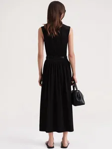 Détail de la robe noire sans manches avec ceinture à la taille et vue arrière drapée