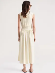 Vue de dos d'une robe midi sans manches beige avec taille cintrée et jupe plissée