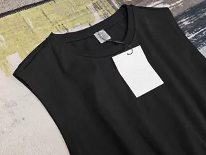 Vue détaillée de la maille douce et de l'encolure de cette robe noire sans manches minimaliste