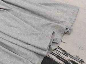 Vue détaillée du tissu en maille gris chiné montrant l'ourlet inférieur à double surpiqûre