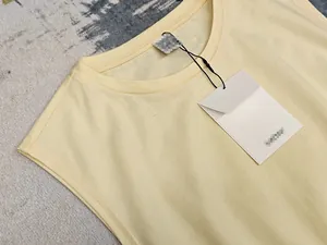 Vue macro détaillée du col rond et de la texture en coton doux de cette robe jaune