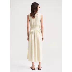 Robe mi-longue sans manches crème minimaliste avec taille cintrée et jupe plissée, dos