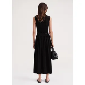 Robe longue noire sans manches minimaliste avec ceinture fine et vue arrière élégante
