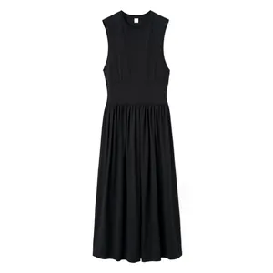 Robe midi noire sans manches minimaliste avec col rond et jupe plissée en ligne A cintrée