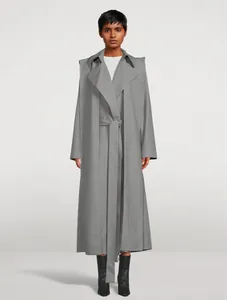 Vue de face trench-coat long gris foncé avec ceinture et silhouette minimaliste