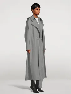 Détail d'un trench-coat long gris avec de larges revers et une ceinture assortie