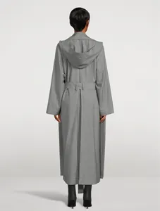 Vue arrière d'un trench-coat long gris à capuche avec ceinture et texture fine