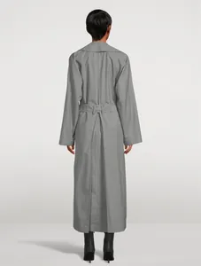 Vue arrière du trench-coat gris long minimaliste avec ceinture et fente centrale au dos