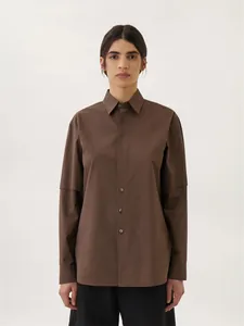 Dettaglio della camicia in cotone marrone scuro con cucitura unica sulla manica