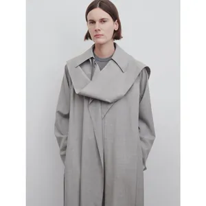 Manteau long gris clair minimaliste à capuche avec détail de grand col écharpe drapé