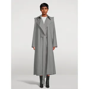 Trench-coat long gris minimaliste avec capuche et ceinture en tissu drapé de luxe