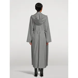 Vue arrière d'un trench-coat gris à capuche minimaliste avec ceinture assortie et coupe longue