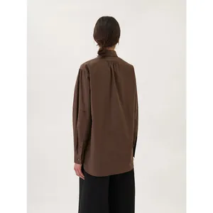 Camicia minimalista in cotone marrone scuro a maniche lunghe con piega posteriore