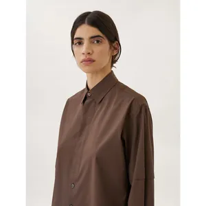 Camicia classica in cotone marrone cioccolato a maniche lunghe con colletto a revers