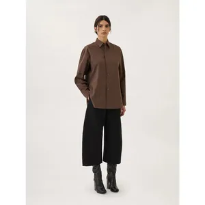 Camicia minimalista da donna in cotone marrone scuro con pantaloni neri a gamba larga