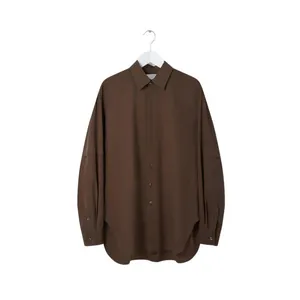Camicia minimalista marrone scuro a maniche lunghe in cotone con colletto e orlo curvo