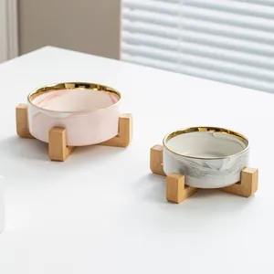 Bols pour animaux en céramique marbrée avec bord doré et supports en bois de bambou
