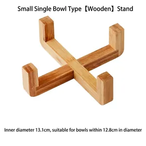 Detalle del soporte elevado de bambú para cuencos con base en X y diseño estable