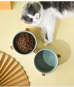 Keramik-Doppelnapf mit Holzständer für Katzenfutter und Wasser in der Detailansicht