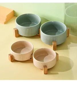 Detailansicht von Keramik-Napf-Sets mit Textur und ergonomischen Holzständern