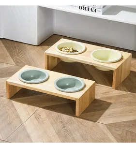 Detail der ergonomischen Futterstation aus Holz mit zwei Keramiknäpfen für Haustiere