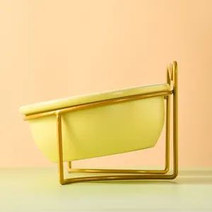Bol en céramique jaune avec support en métal doré pour une alimentation ergonomique