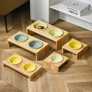 Erhöhter Futternapf aus Holz mit Keramikschalen zum Schutz der Halswirbelsäule von Katzen