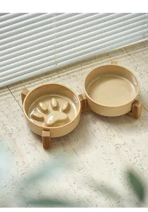 Keramik-Napfset für Hunde mit Holzständer und geprägtem Pfotendesign