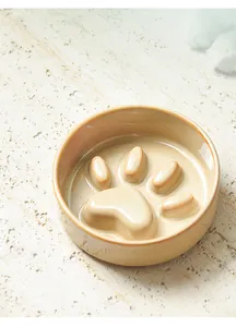 Detail eines Keramik-Anti-Schling-Napfes mit Katzenpfoten-Struktur für gesundes Fressen