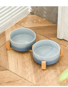 Ciotole doppie in ceramica con sfumatura blu-grigia e supporto in legno minimalista