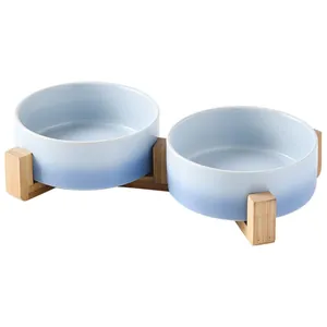 Set di ciotole in ceramica rialzate con sfumatura blu su supporto in bambù stabile