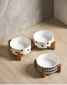 Juego de tres cuencos cerámicos para mascotas con lunares y soportes trípode de madera