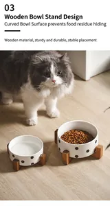 Vista detallada de los cuencos de cerámica para mascotas con soporte de madera