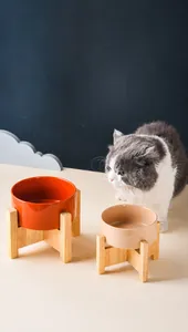 Keramik-Napfset mit Holzständer für Hunde und Katzen mit rutschfestem Bodendesign