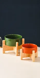 Detailansicht großer Keramik-Näpfe mit robustem Holzständer für Katzen und Hunde