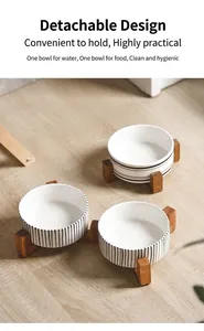Tres cuencos de cerámica blanca para mascotas con soportes de madera y líneas minimalistas