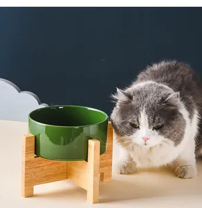 Détail du bol pour animaux en céramique vert foncé avec son support en bois naturel