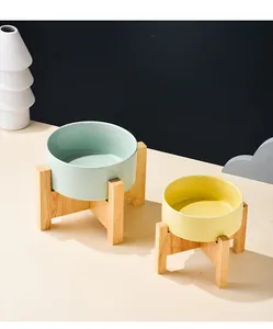 Vue détaillée de bols en céramique pour animaux avec supports en bois minimalistes chez soi