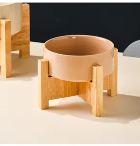 Détail de la gamelle en céramique rose avec support en bois pour chats et chiens