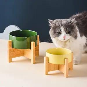 Gamelles surélevées en céramique avec supports en bois, montrant un chat dans un décor chic