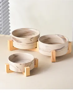 Keramik-Napfset mit Marmortextur und natürlichem Holzständer für Katzen und Hunde