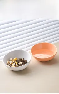 Nahaufnahme von Keramik-Napfset für Hunde und Katzen auf einem minimalistischen Tisch
