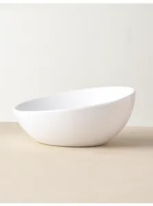 Makro-Detail des ergonomischen, schrägen Keramik-Napfes in reinweißem minimalistischem Design