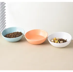 Drei bunte Keramiknäpfe mit schrägen Kanten für Wasser und Katzenfutter im Set